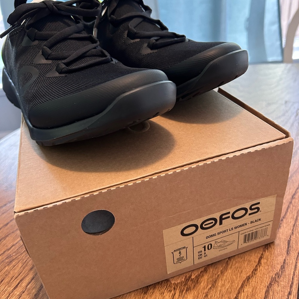 OOFOS brand new with box. OOMG SPORT LS WOMAN